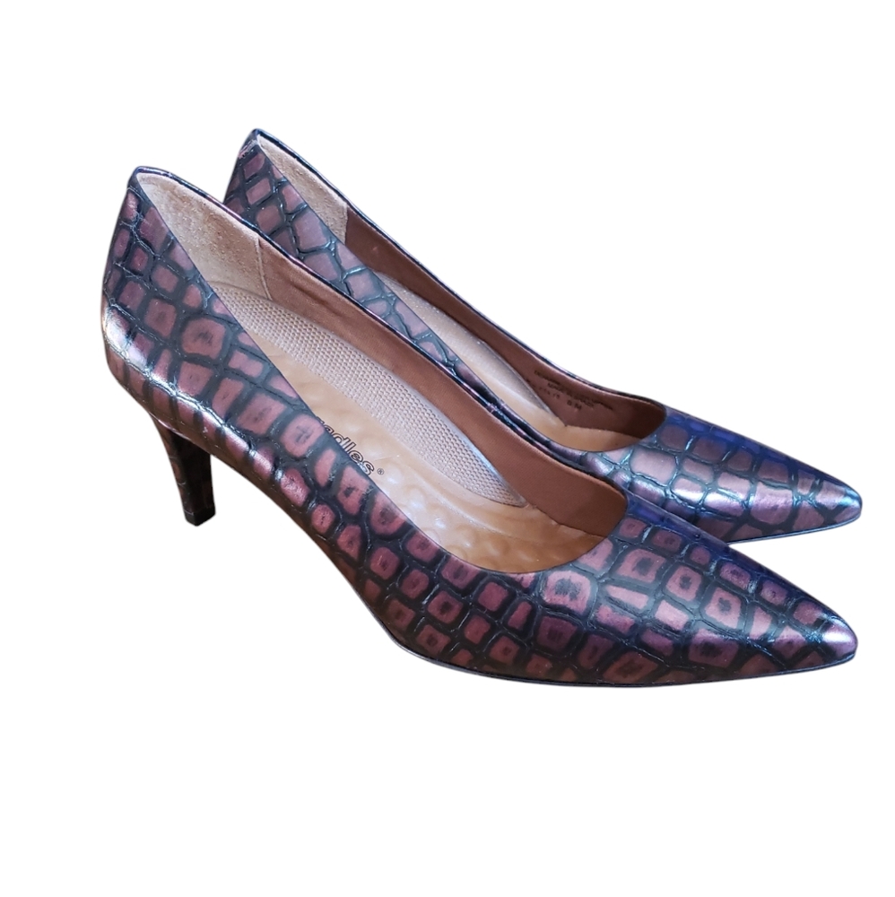 Brand New Walking Cradles Alligator Print Pumps Size 8